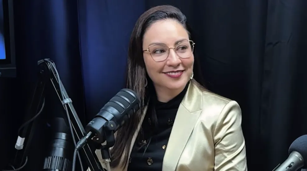 Camila em entrevista de podcast